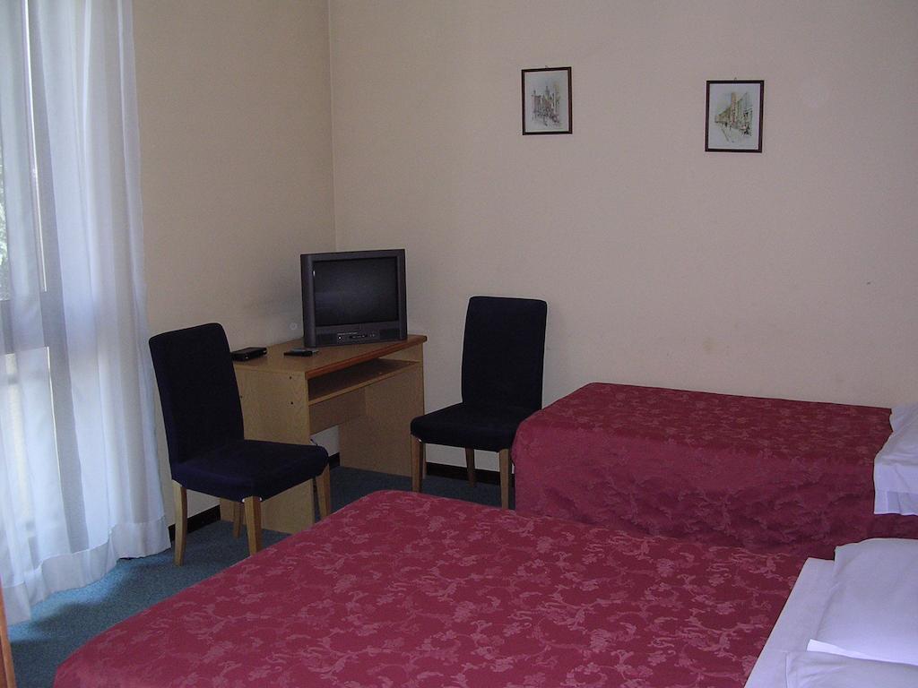 Cerrutihotel Vercelli Szoba fotó