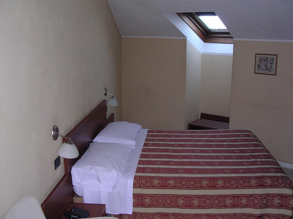 Cerrutihotel Vercelli Szoba fotó