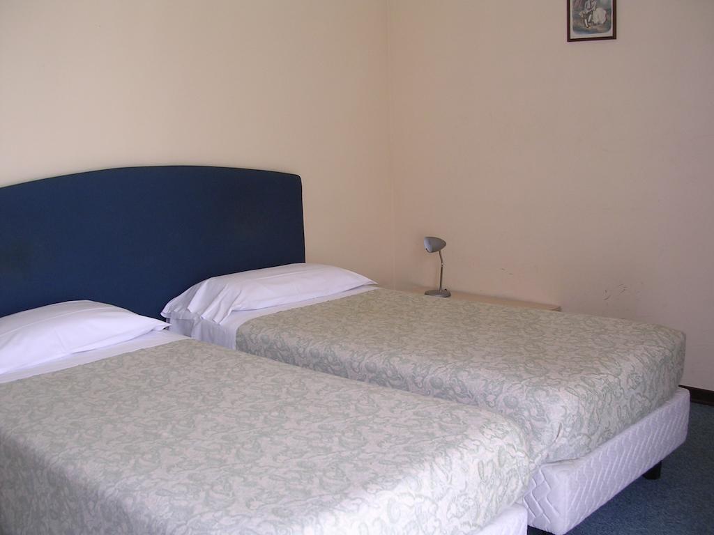 Cerrutihotel Vercelli Szoba fotó